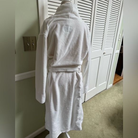 White Plush Resorts World Bathrobe- Size M/L, the Ultimate Guide Comfort! NWT - Picture 6 of 8